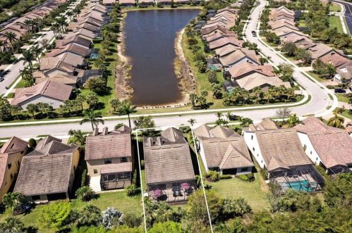 16157 Camden Lakes Cir, Naples FL  34110-2880 exterior