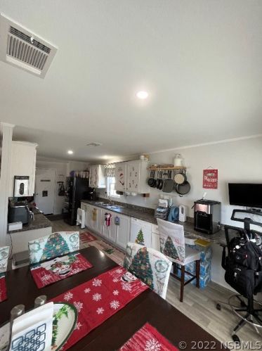 5266 Pineland Ave, Daytona Beach FL  32127-8218 exterior