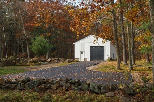 8 Walnut Hill Rd, Sandown NH  03873-2305 exterior