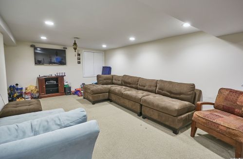 18 Pinewood Ln, New Hyde Park NY  11040-3321 exterior