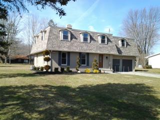 4019 Lakeshore Dr, Mecca, OH 44410-9235