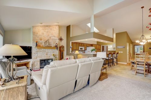 426 Oak Tree Ct, Chenequa, WI 53029-2442