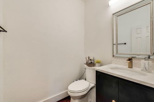 9427 Vis Cir, Irving TX  75063-5064 exterior