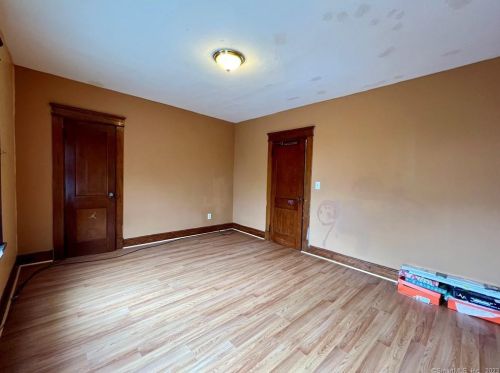 1 Barnes St, Waterbury CT  06704-3418 exterior