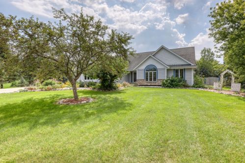 3481 Sherry Ln, Hubertus, WI 53033-9697