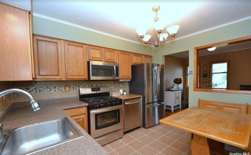 80 Fulton St, Lake Grove, NY 11755-3042