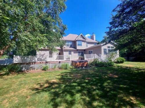 6 Calico Ct, Panamoka, NY 11961-1941
