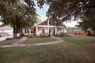 812 Austin St, Rockport, TX 78382-2909