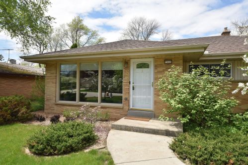 7535 Seneca Rd, Milwaukee, WI 53217-3443