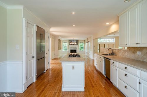 1042 Charter Oaks Dr, Lansdale PA exterior