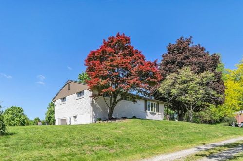 207 Calmwood Dr, Glenshaw, PA 15116-1109