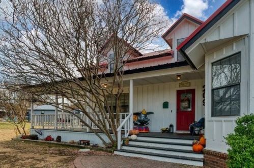 209 Meadow Creek Ln, Burleson, TX 76028-7959