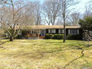 211 Oswego Ave, Gordon Heights, NY 11763-3118