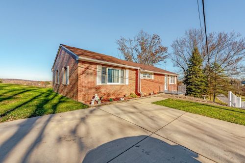 22 Washington Ave, Hickory, PA 15340-1100