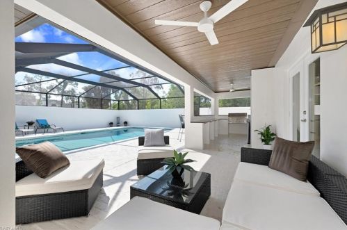 2500 County Barn Rd, Naples FL  34112-7416 exterior