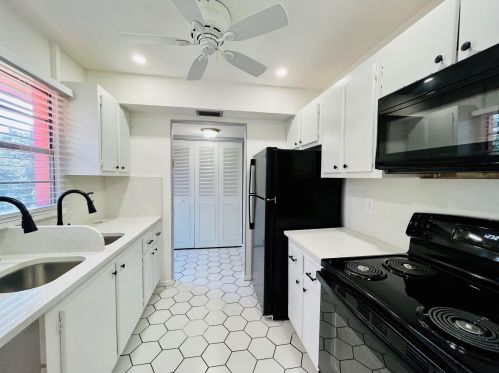 11 Golfs Edge, West Palm Beach, FL 33417-2361