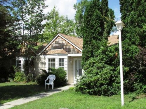 140 Hidden Ridge Dr, Monticello, NY 12701-3092