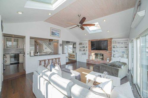 147 Annuskemunnica Rd, Babylon, NY 11702-4424