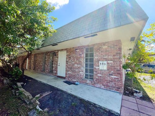 238 Park St, Dania Beach, FL 33004-3712