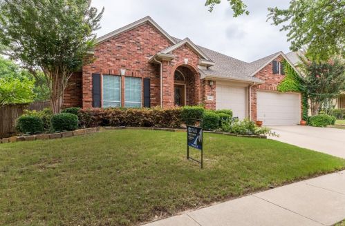 8024 Ocean Dr, Fort Worth, TX 76123-1895