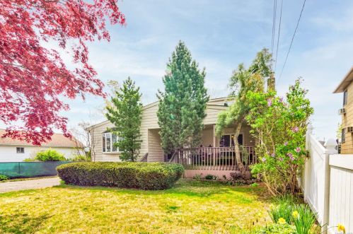 3900 South St, Seaford, NY 11783-3239