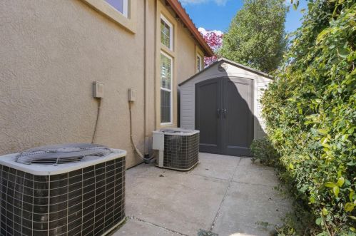 2044 Sugarbowl Way, Lodi CA  95242-4752 exterior