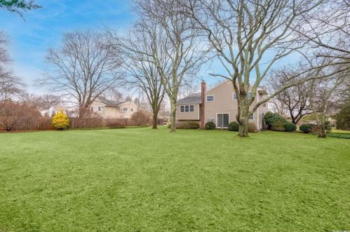 68 Holly Dr, Elwood NY  11731-5226 exterior