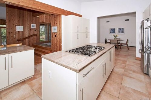 3 Banks Hill Rd, Pleasantville NY  10570-2453 exterior