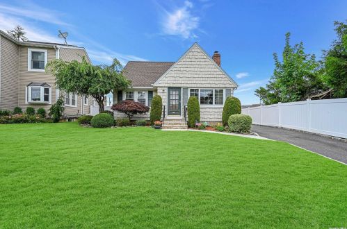 209 Stephen St, North Bellmore, NY 11710-2539