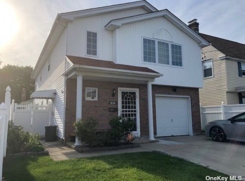 218 Long Beach Rd, Hempstead, NY 11550-7401