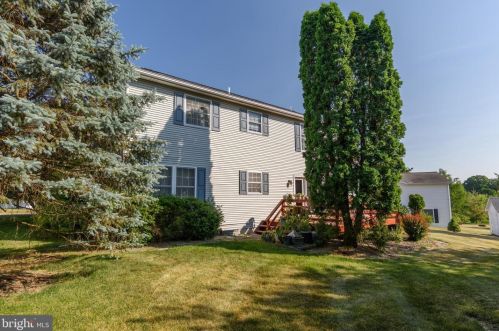 6529 Baywood Dr, Harrisburg PA 17111-6894 exterior