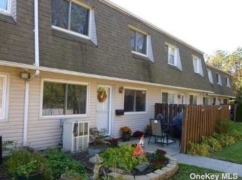162 Storm Dr, Holtsville, NY 11742-1917