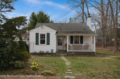 903 Tappan St, Lacey, NJ 08731-1160