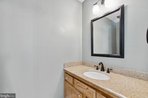 11831 Parliament Dr, Woodbridge VA  22192-1006 exterior