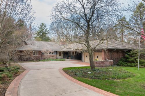 9621 Lake Dr, Milwaukee, WI 53217-6101