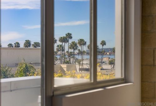 979 Laurel St, San Diego CA 92105-4736 exterior