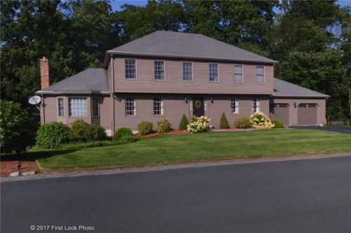 60 Windsong Rd, Cumberland RI  02864-2727 exterior