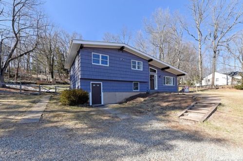 2 Hickory Ln, Northford, CT 06472-1204