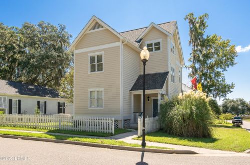 37 Brisbane Dr, Beaufort, SC 29902-5718