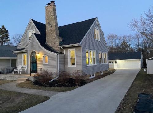 1522 Sunnyslope Rd, Waukesha, WI 53151-1657