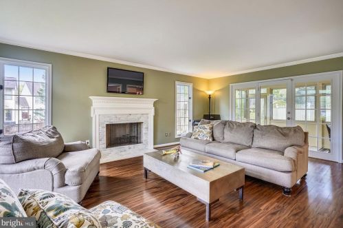 9111 Meadowcreek Ln, Lorton VA  22079-3238 exterior