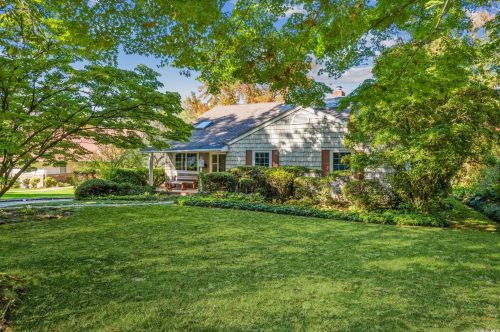 21 Shadow Ln, Great Neck, NY 11021-2510
