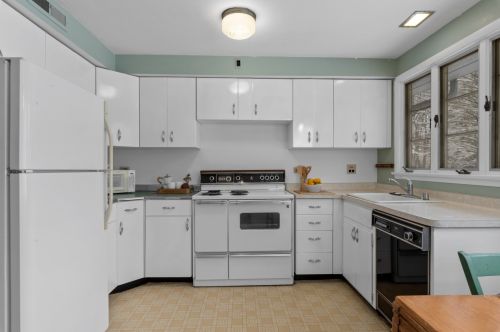 13530 Lakewood Dr, Thiensville WI  53097-2412 exterior