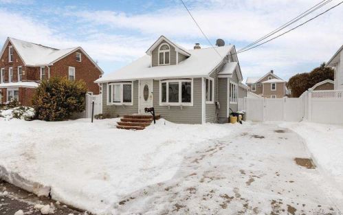 135 Windhorst Ave, Bethpage, NY 11714-4921