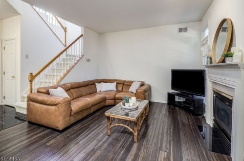 8 Four Oaks Rd, Bedminster NJ  07921-2054 exterior