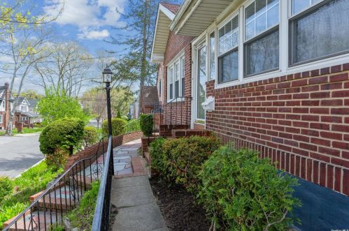 86 Mayfair Ave, Floral Park, NY 11001-2448