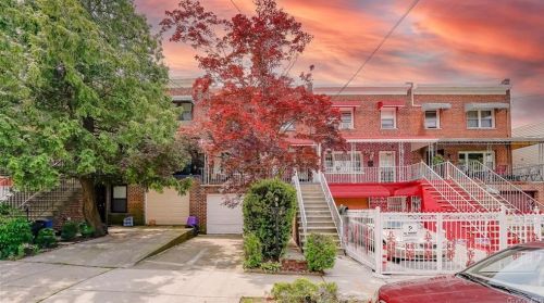864 223rd St, Bronx, NY 10466-4402