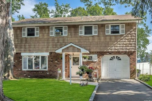 4 Stuart Ct, Huntington Station, NY 11746-4237