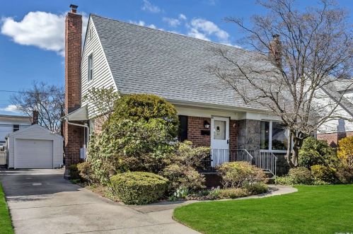 54 Peter Ln, New Hyde Park, NY 11040-1808