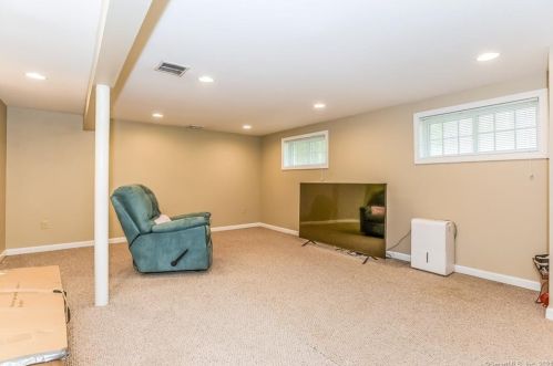 15 Country Club Dr, Gales Ferry CT  06339-1714 exterior